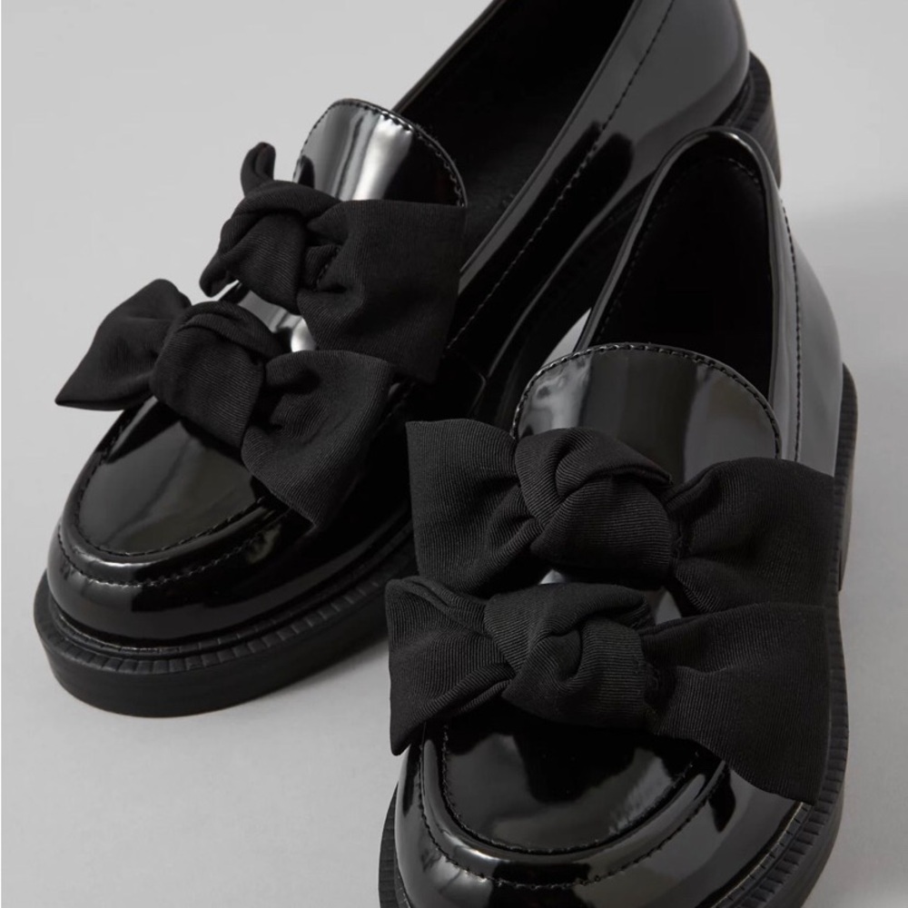 American Eagle Outfitters Black Patent Bow Loafers